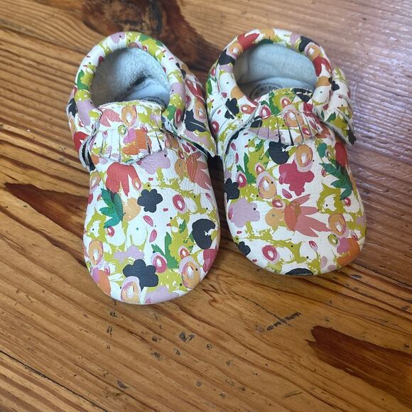 Fresh Produce white colorful floral soft sole baby moccasins SIZE 7 - Picture 2 of 5